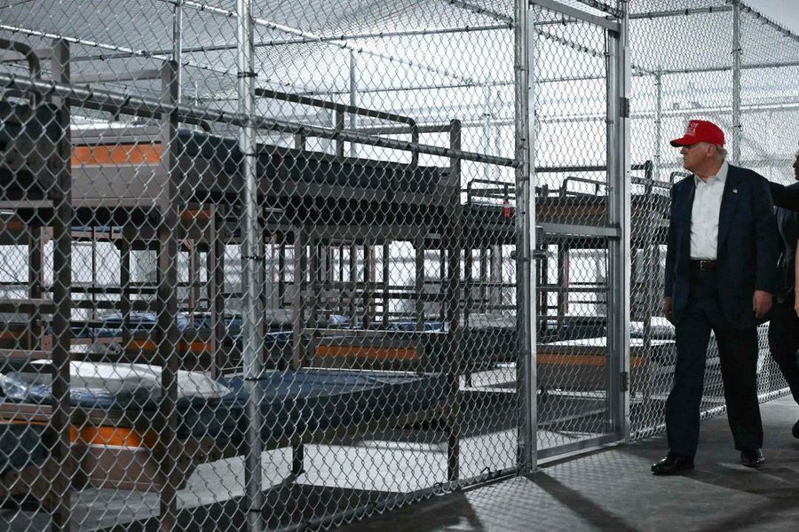 Trump abre "Aligator Alcatraz", centro de detención para migrantes rodeado de caimanes