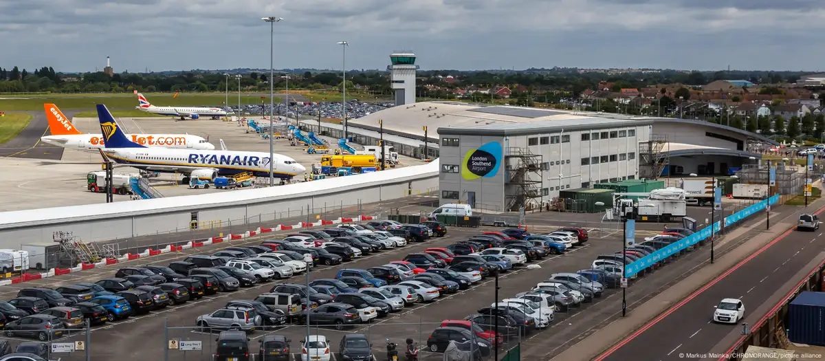 Un pequeño avión se estrella después de su partida en Londres