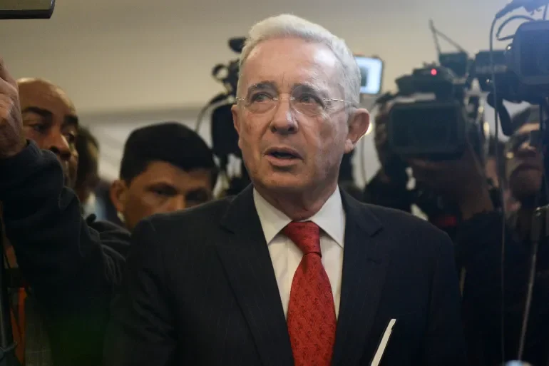 Álvaro Uribe celebra el fracaso a favor de su libertad