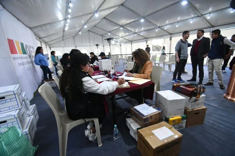 Cierran las tablas electorales y el número de votos comienza en Bolivia