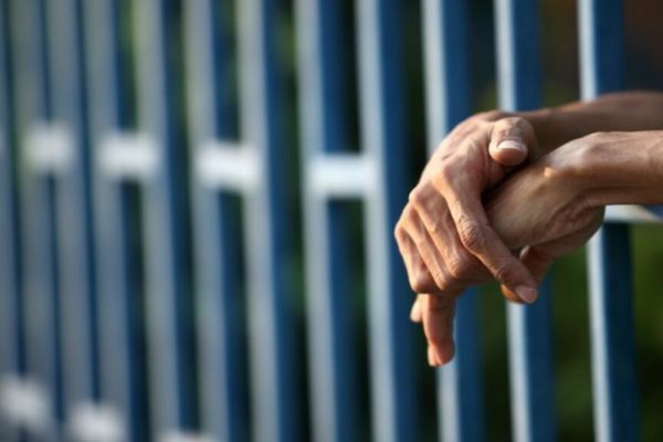 Detente a Santero en España, quien le recetó a sus pacientes para sanar