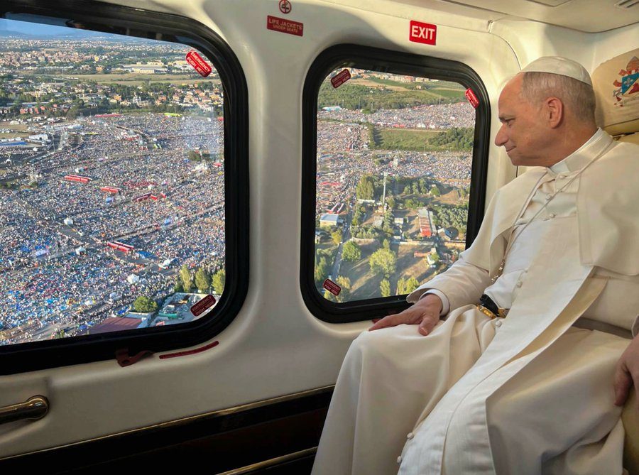 El Papa Leo XIV llegó por un helicóptero en el mismo en el aniversario de los jóvenes