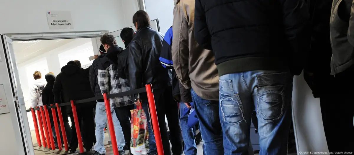 El desempleo supera a tres millones de personas