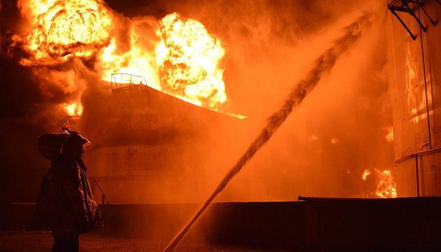 El ejército ucraniano confirma un ataque contra una refinería rusa en Sarát's