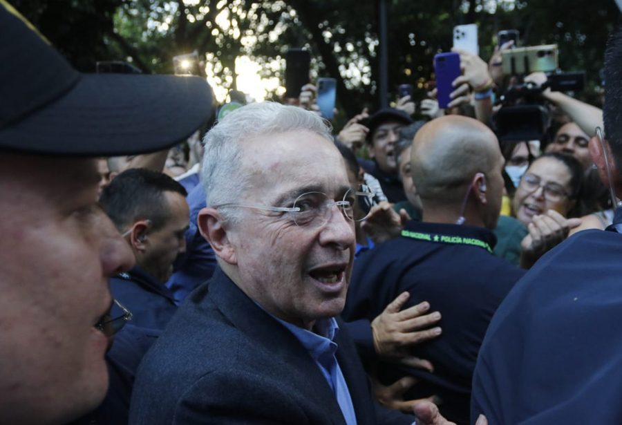 El ex presidente de Uriba en su primera ley pública es una manifestación electoral después de ser liberada