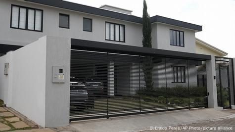 El juez brasileño envía a más policías en la casa de Bolsonar