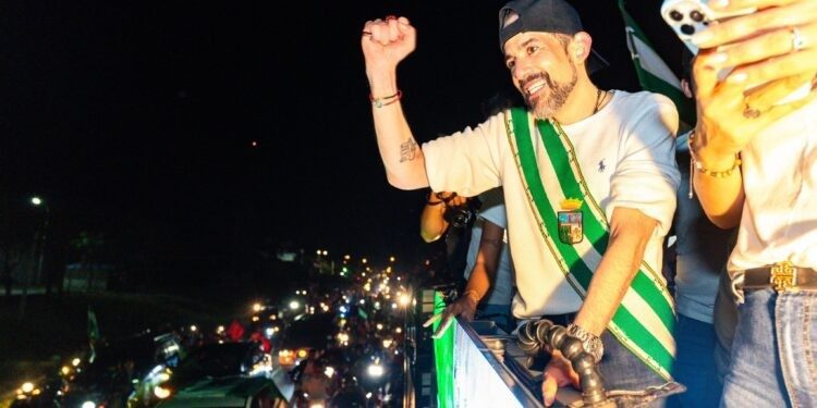 El líder de la oposición, Luis Camacho, sale de la prisión