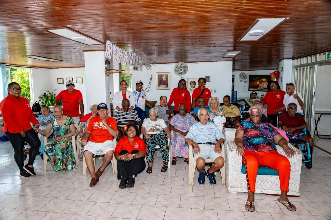 Entre baile, ejercicio y sonrisas, homenaje a nuestros abuelos