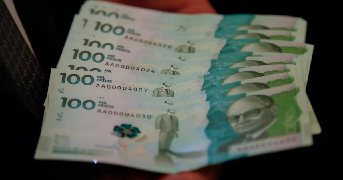 Esto reconoce un boleto falso de $ 100,000 en Colombia.