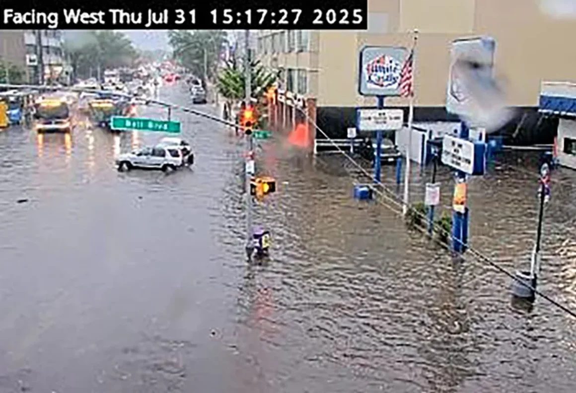 Inundaciones de las carreteras del choque y afectan los vuelos en Nueva York y Washington