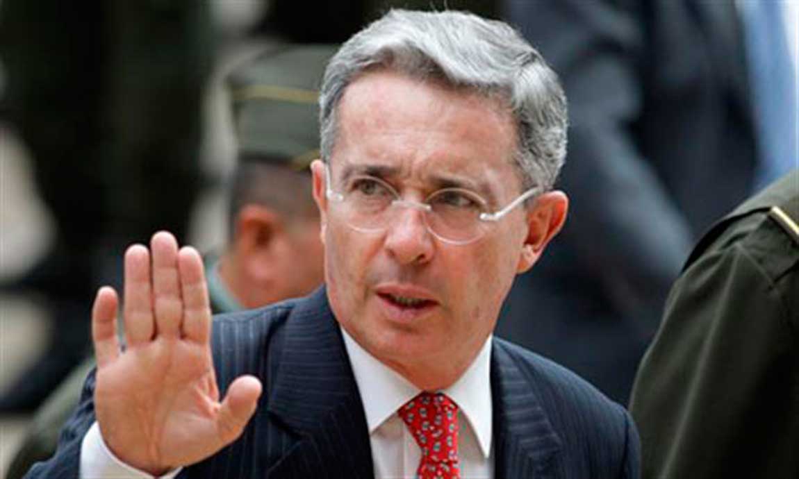 La defensa busca justicia de que Uribe todavía es libre mientras se resuelve la condena