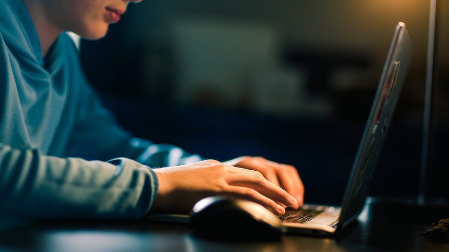 Lluelan a Chatgpt por ayudar a un adolescente a quitarle la vida