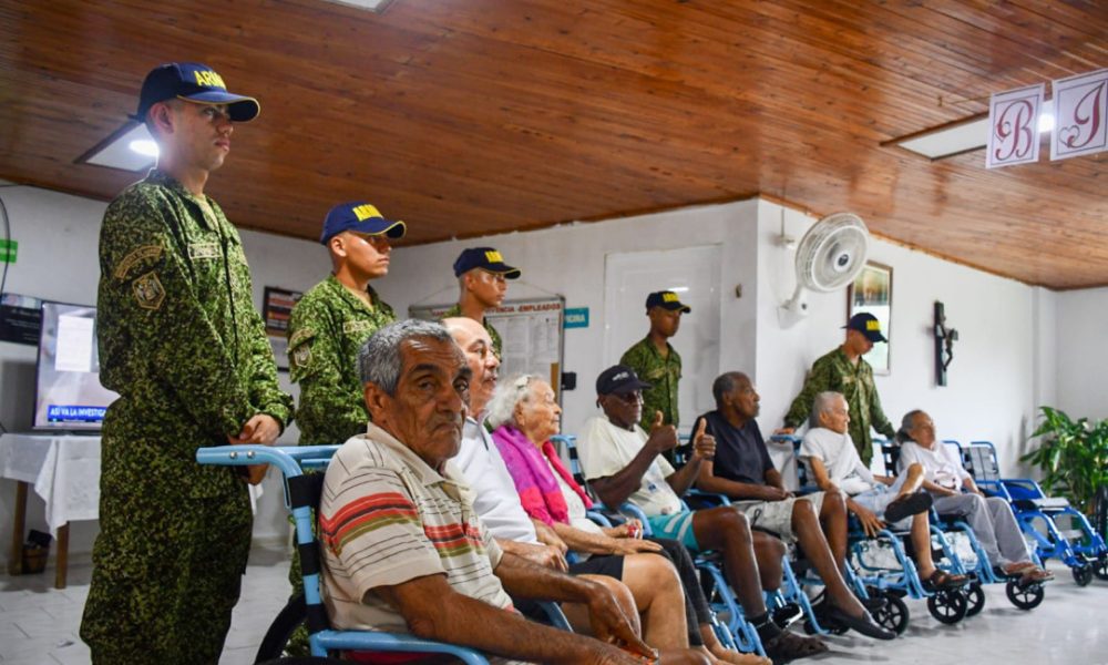 Los abuelos mayores recibieron una donación de silla de ruedas