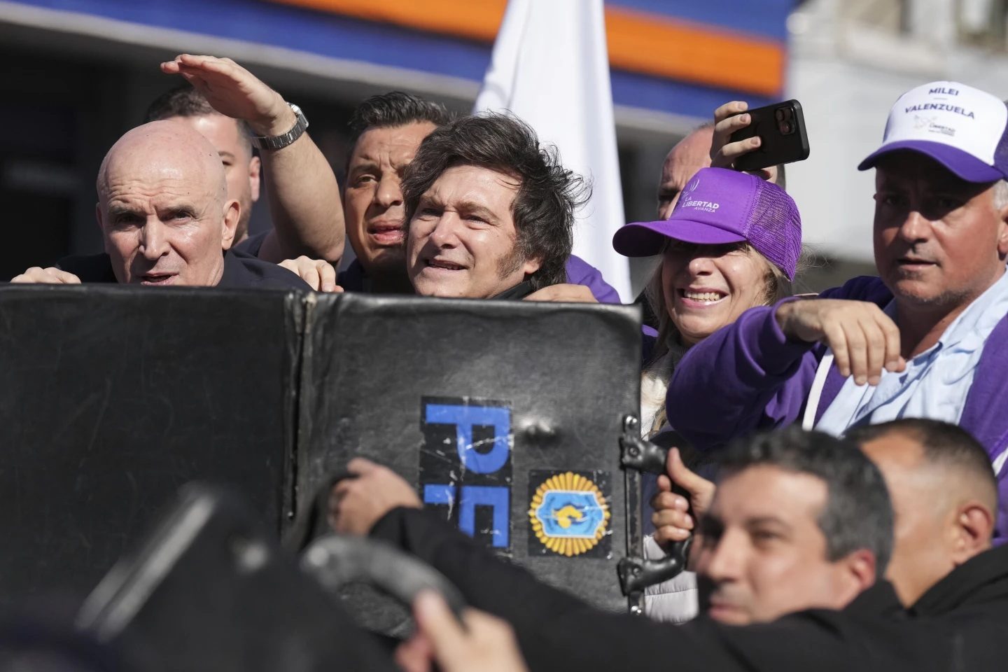 Milei fue evacuado de la ley electoral con incidentes con los manifestantes del oponente