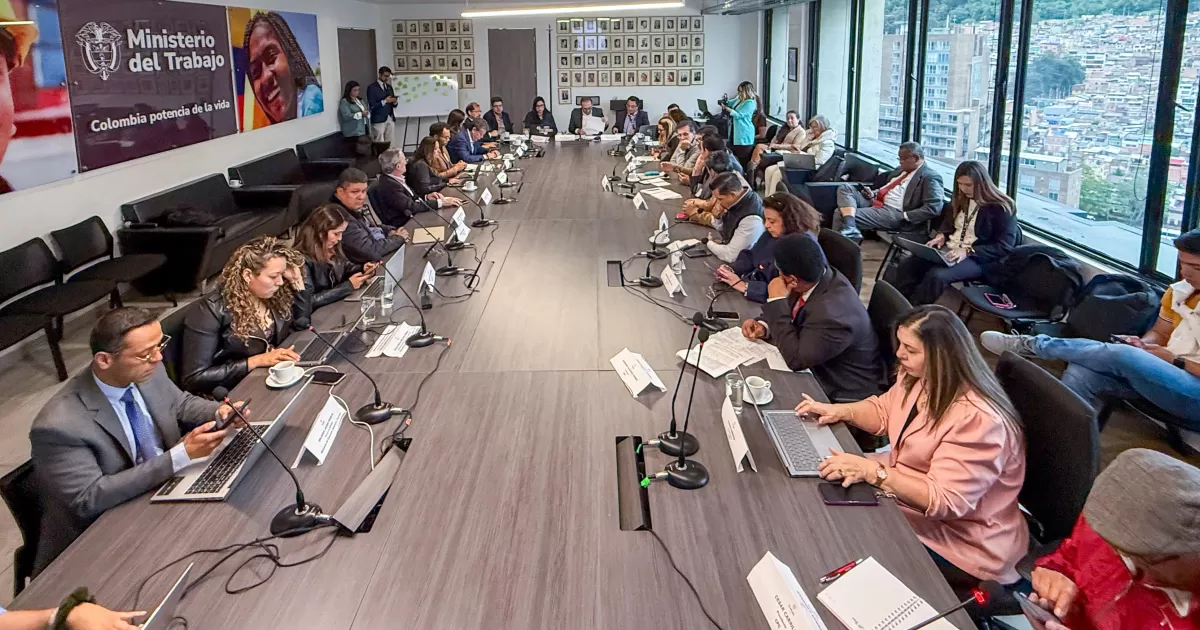 Se acredita al gobierno al Reglamento sobre negociaciones sindicales.