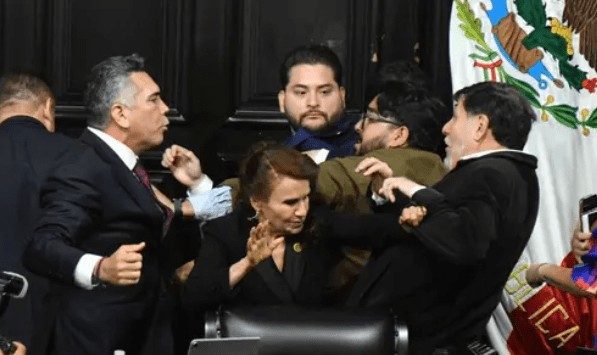 Senadores estrella en lucha durante una sesión parlamentaria en México
