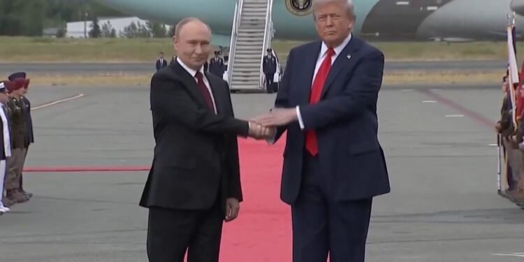 Trump recibe a Putin con una alfombra roja en la base militar de Alaska para la cumbre bilateral