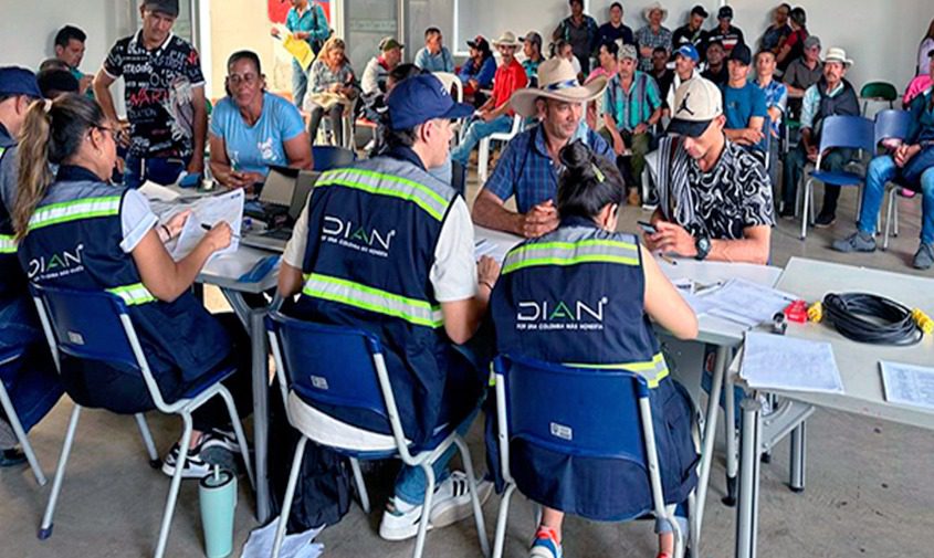 DIAN llega a Providencia con Punto Móvil de Atención y curso tributario virtual