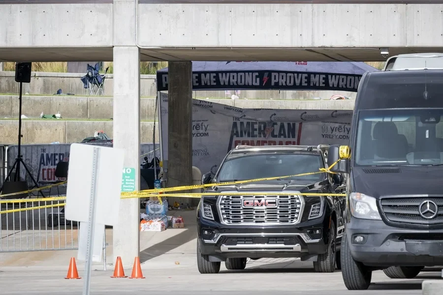 El FBI publica dos fotos de un sospechoso de matar a Charlie Kirk, que están tratando de capturar