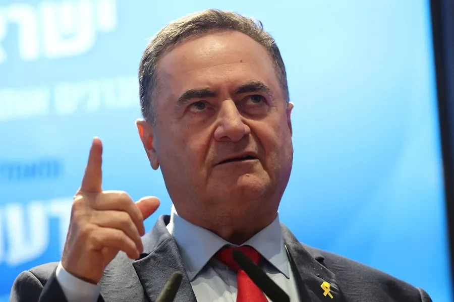 El ministro de Defensa israelí amenaza a los hutis al elevar la bandera de Israel en Yemen