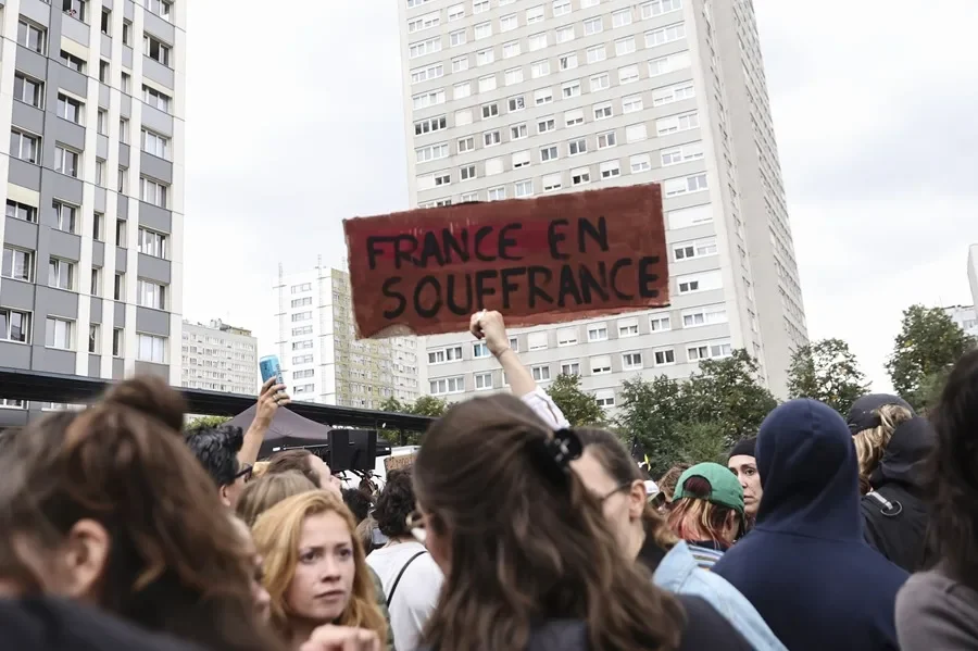 Francia enfrenta un nuevo día de protestas, mientras que los socialistas marcan sus líneas rojas