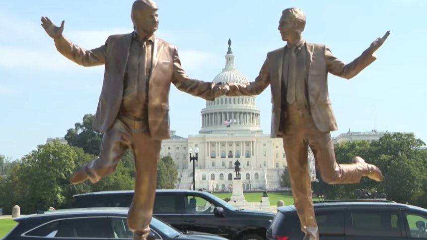 La estatua de Donald Trump y Jeffrey Estein "Toting Hands" apareció frente al Capitolio