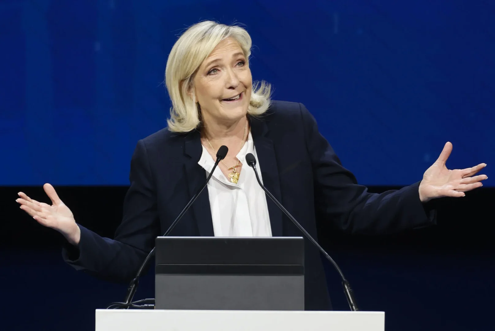 Le Pen abolió el gobierno de Bayroun y prepara a su partido para las elecciones