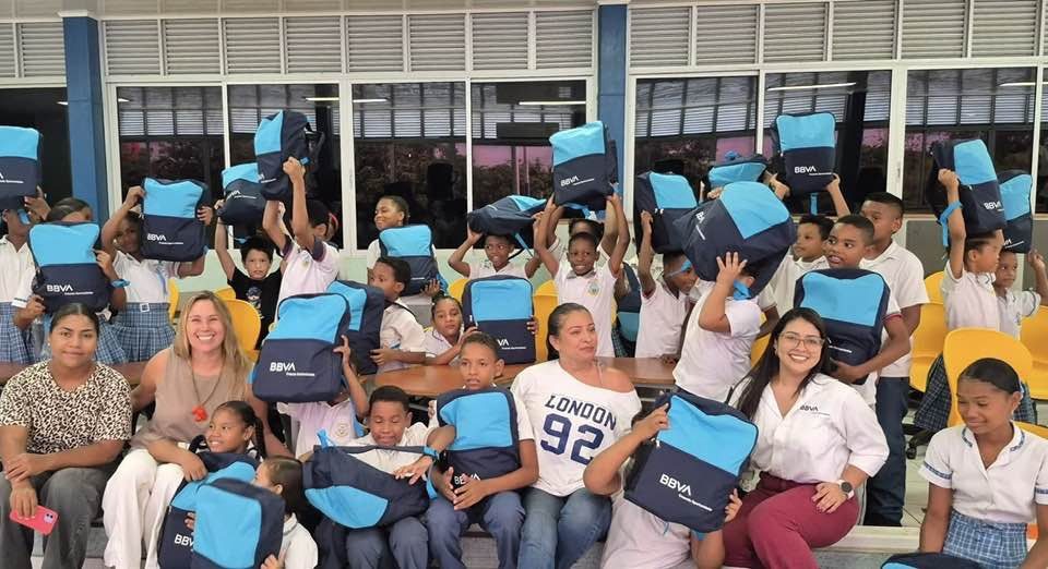 Más de 150 niños reciben kits escolares en San Andrés