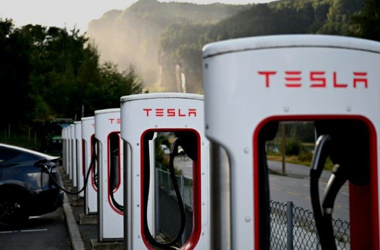 Tesla propone un paquete de mil millones de dólares para Elona Male