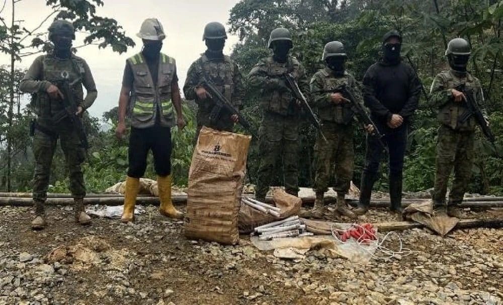 Treinta y los arrestos de treinta peruanos y venezolanos en Ecuador en cirugía contra la minería ilegal