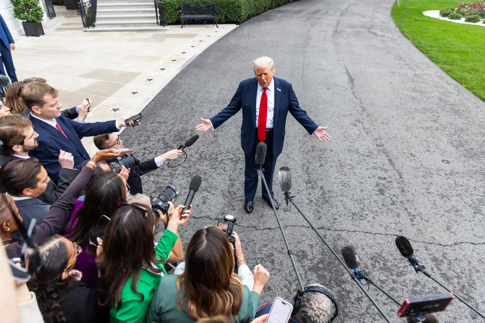 Trump dice que ahora controlará "muy en serio" en los carteles de Venezuela en tierra