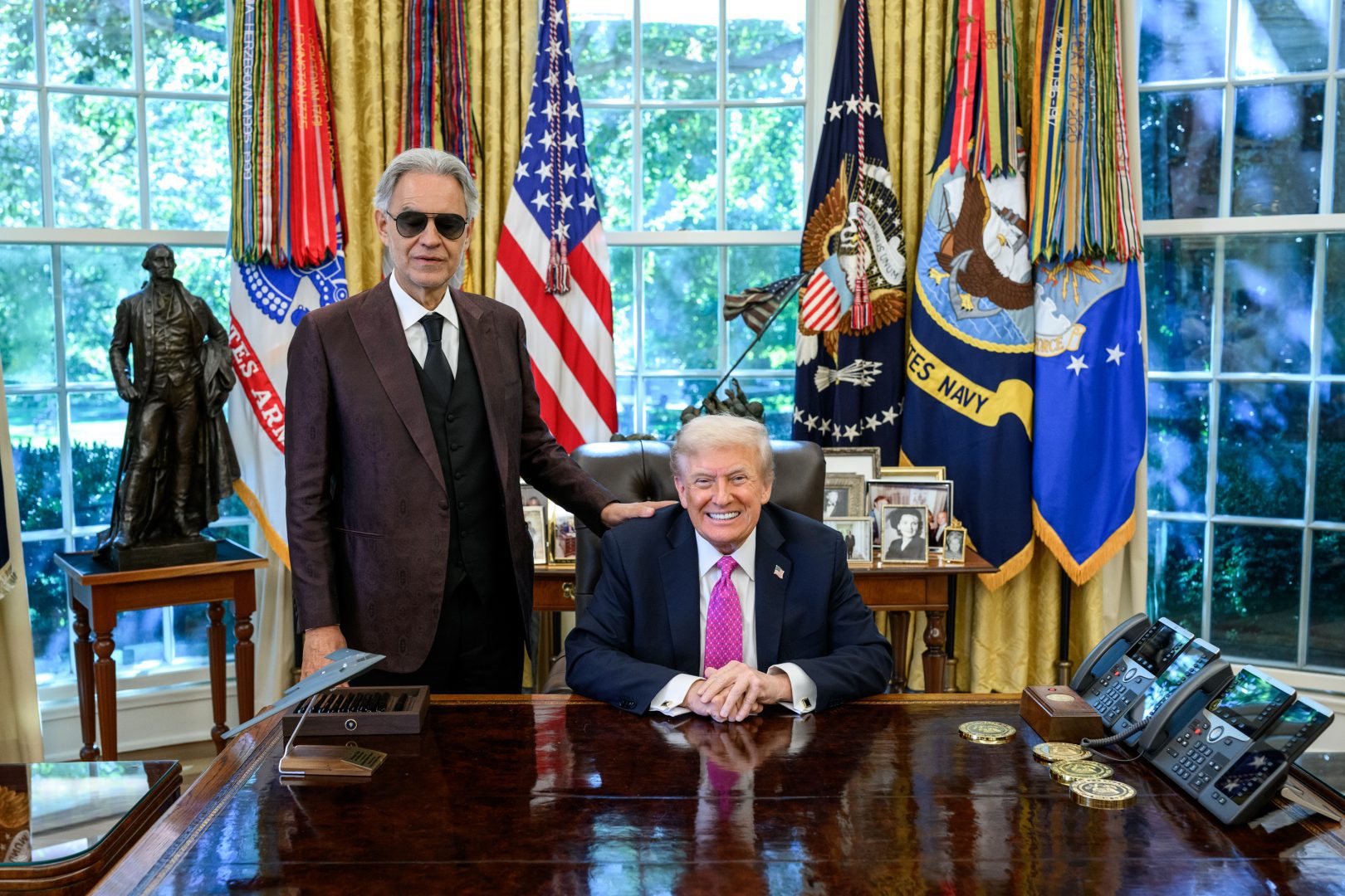 Andrea Bocelli visitó la Casa Blanca y cantó para Donald Trump en la Oficina Oval