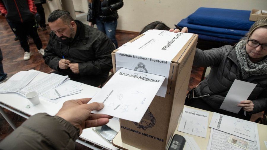 Argentina cierra sus colegios electorales en un día crucial para el gobierno de Javier Mileu