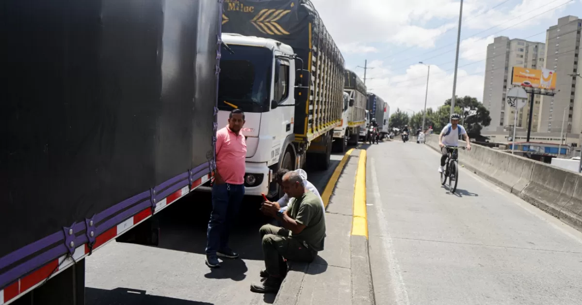Cerrar la carretera Bogota-Villaviccio crea una pérdida de millonarios