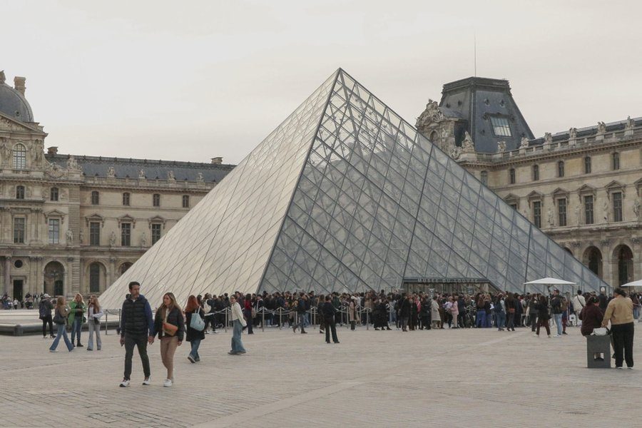 Dos sospechosos del atraco al Louvre han sido acusados ​​y encarcelados temporalmente