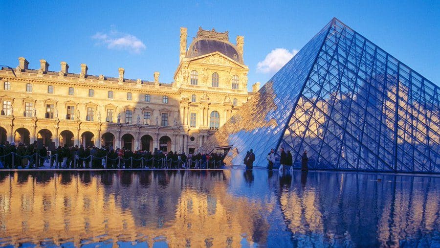 El Louvre reabre tras uno de los mayores robos del siglo