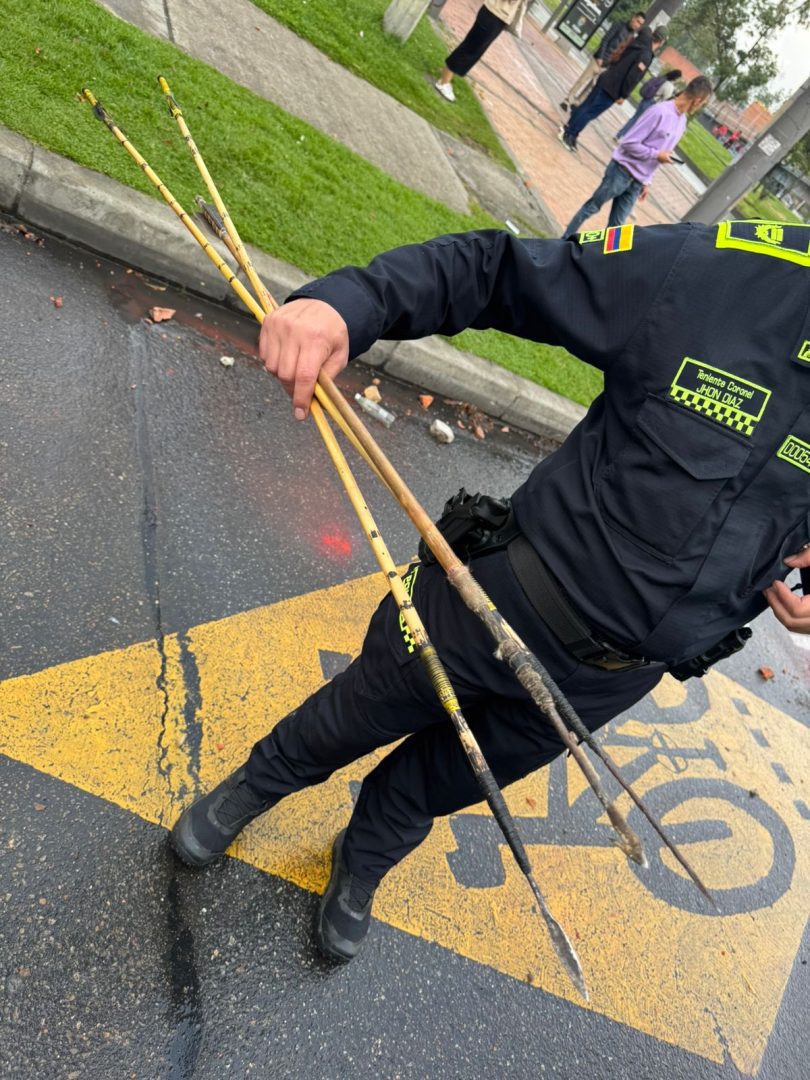 Encapuchados atacan a fuerza pública con arcos, flechas y explosivos cerca de la embajada de EE.UU.