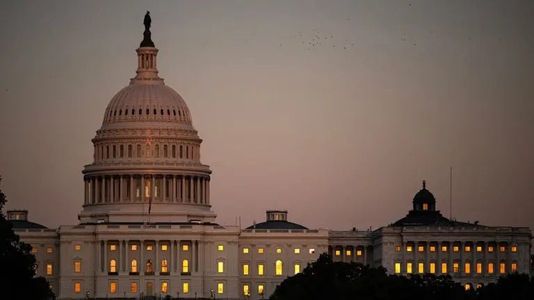 La administración de Trump inicia la liberación de más de 4.000 empleados en pleno cierre, según el documento