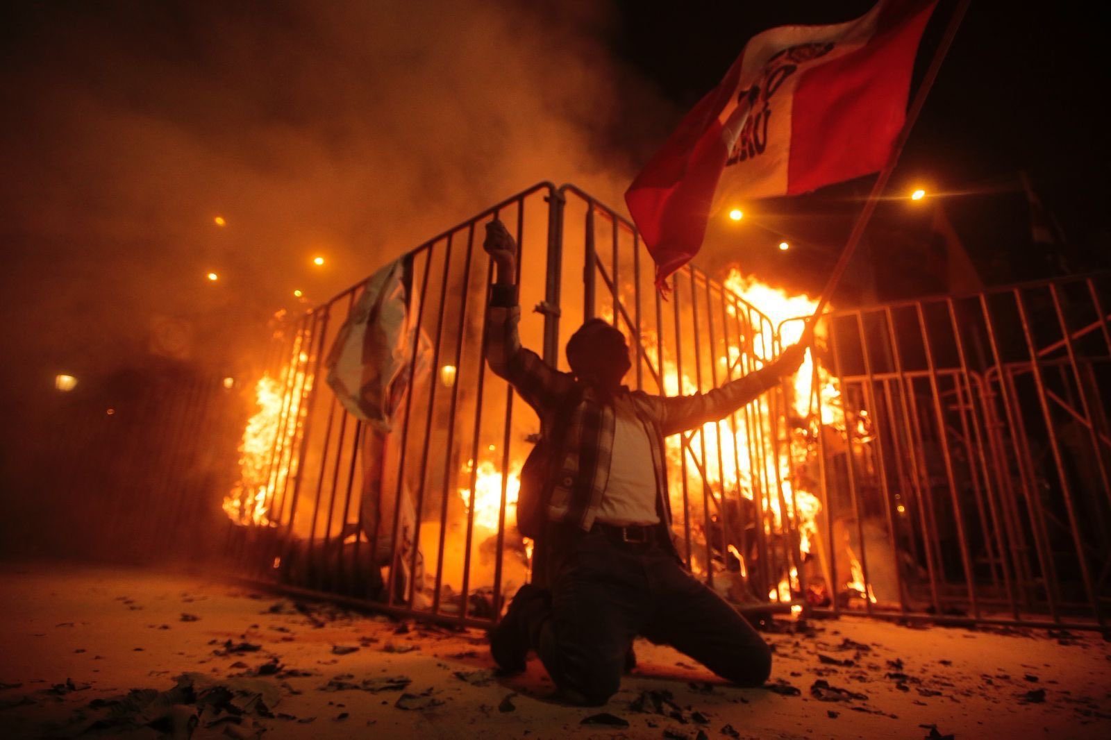 La policía peruana dispersó a los manifestantes que llegaron frente al Congreso en una marcha de protesta