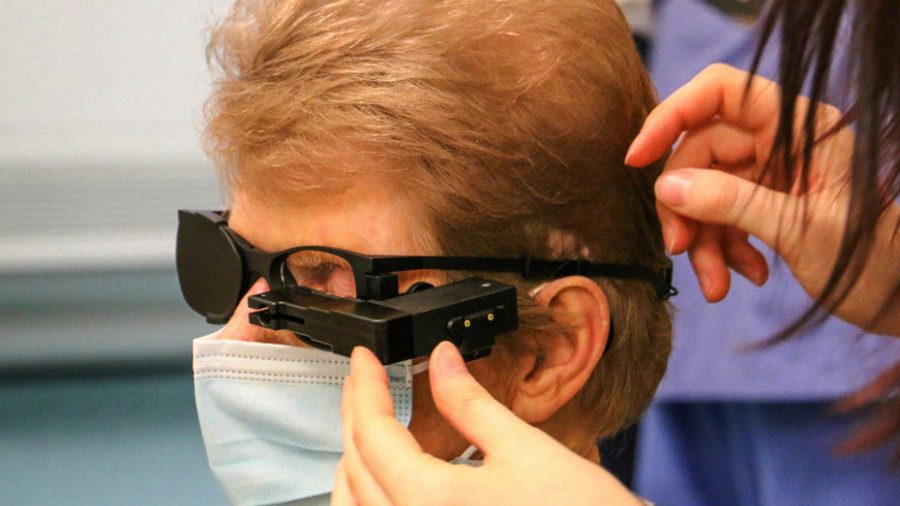 Lanzan un implante que promete reactivar la visión de las personas mayores