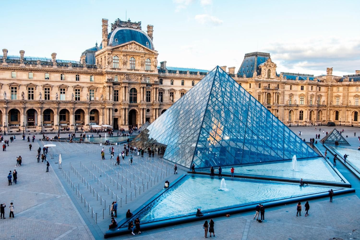 Los autores del atraco al Louvre actuaron con precisión militar y siguen prófugos