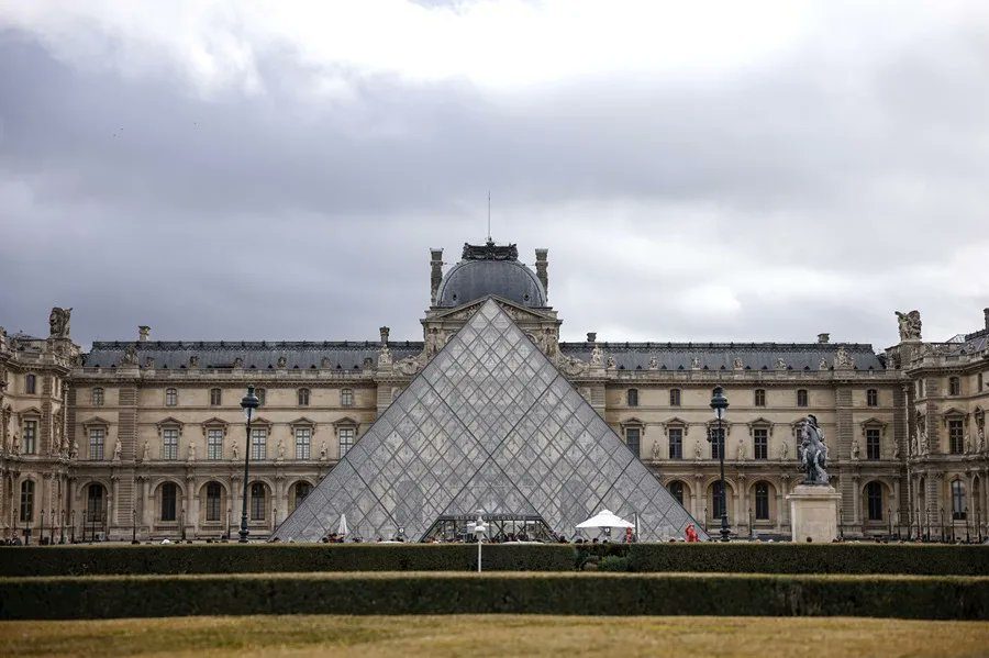 Parte de la colección de joyas del Louvre fue transferida al Banco de Francia, informa la prensa