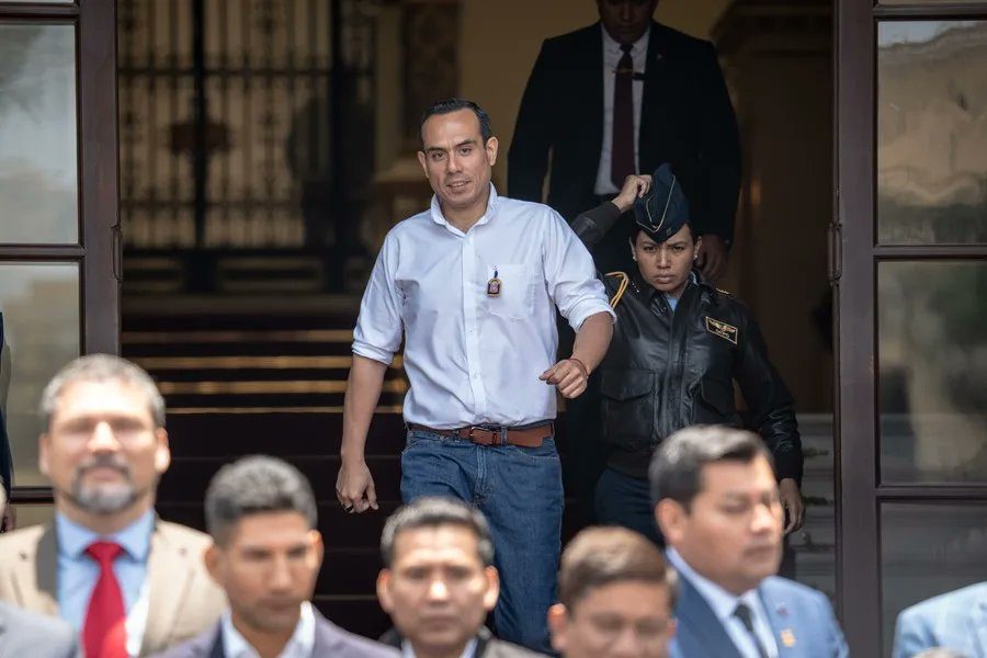 Presidente interino de Perú inicia su mandato con 45% de aprobación y 42% de desaprobación