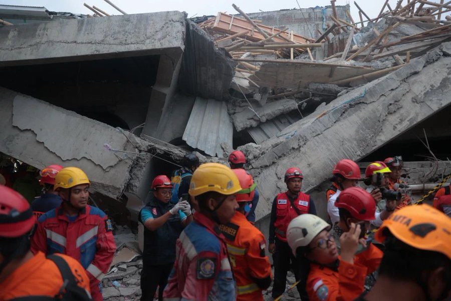 Se derrumba en la escuela islámica, le quita la vida a al menos tres estudiantes, y 91 permanecen atrapados bajo las ruinas