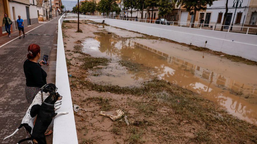 Torrentes de lluvia golpean Valencia, en España