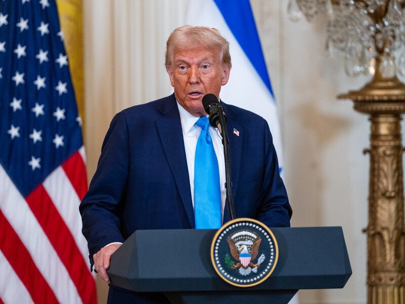 Trump anuncia arancel del 100% contra medidas comerciales chinas