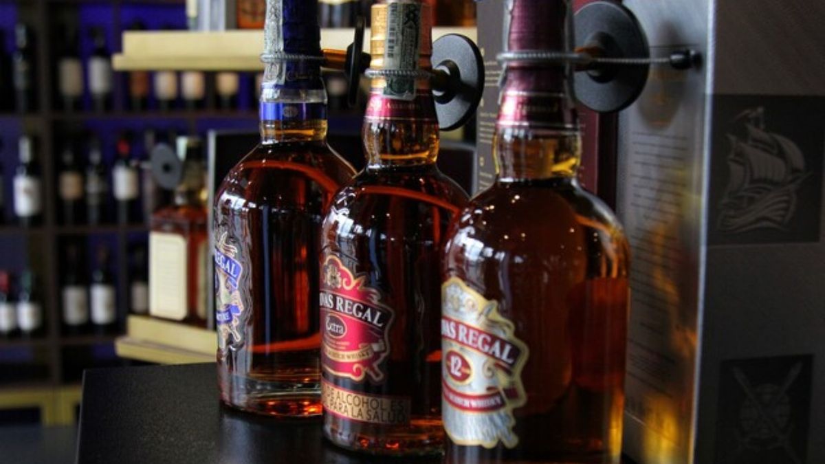 Un aumento del impuesto a las bebidas alcohólicas podría incrementar el contrabando en Colombia, advierte el exministro de Salud