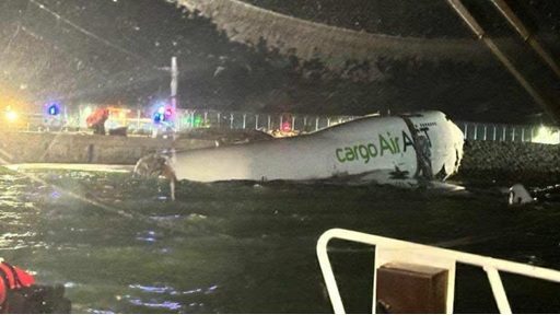 Un avión de carga cayó al mar tras derrapar fuera de la pista
