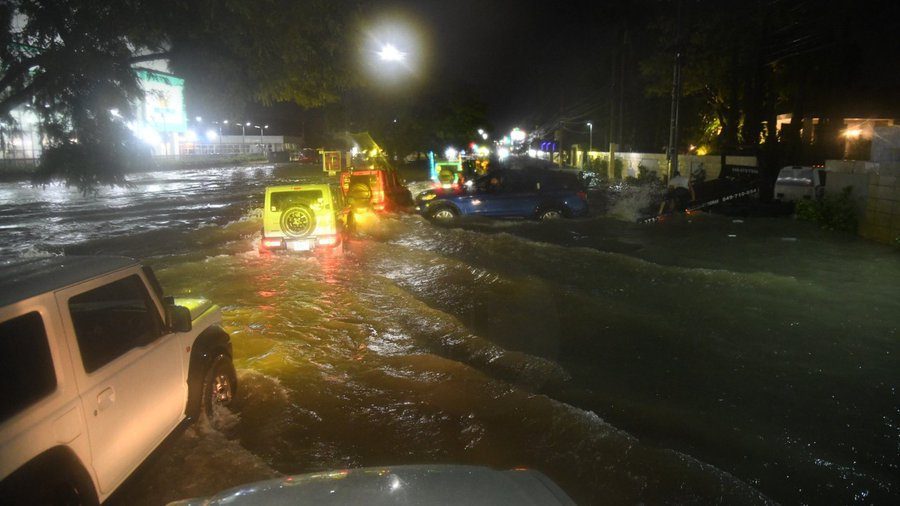 inundaciones, deslizamientos de tierra y desplazamientos de personas