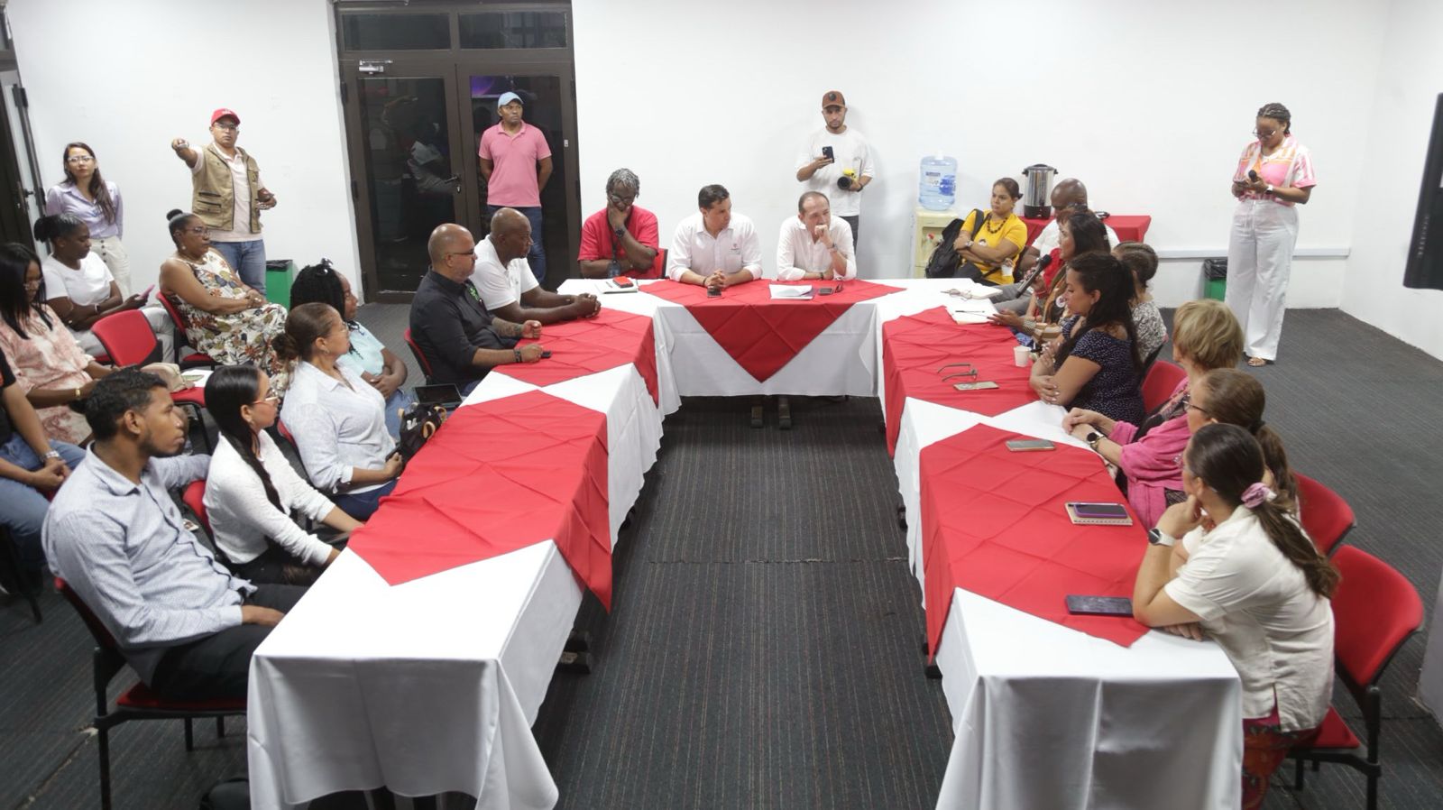 Ministro de Trabajo escuchó a San Andrés: empleo digno, acceso raizal y adaptación del sector turístico